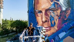 Svelato a Piacenza il murale per Giorgio Armani, l'artista Kotè sulle critiche: "Stereotipi da classisti"