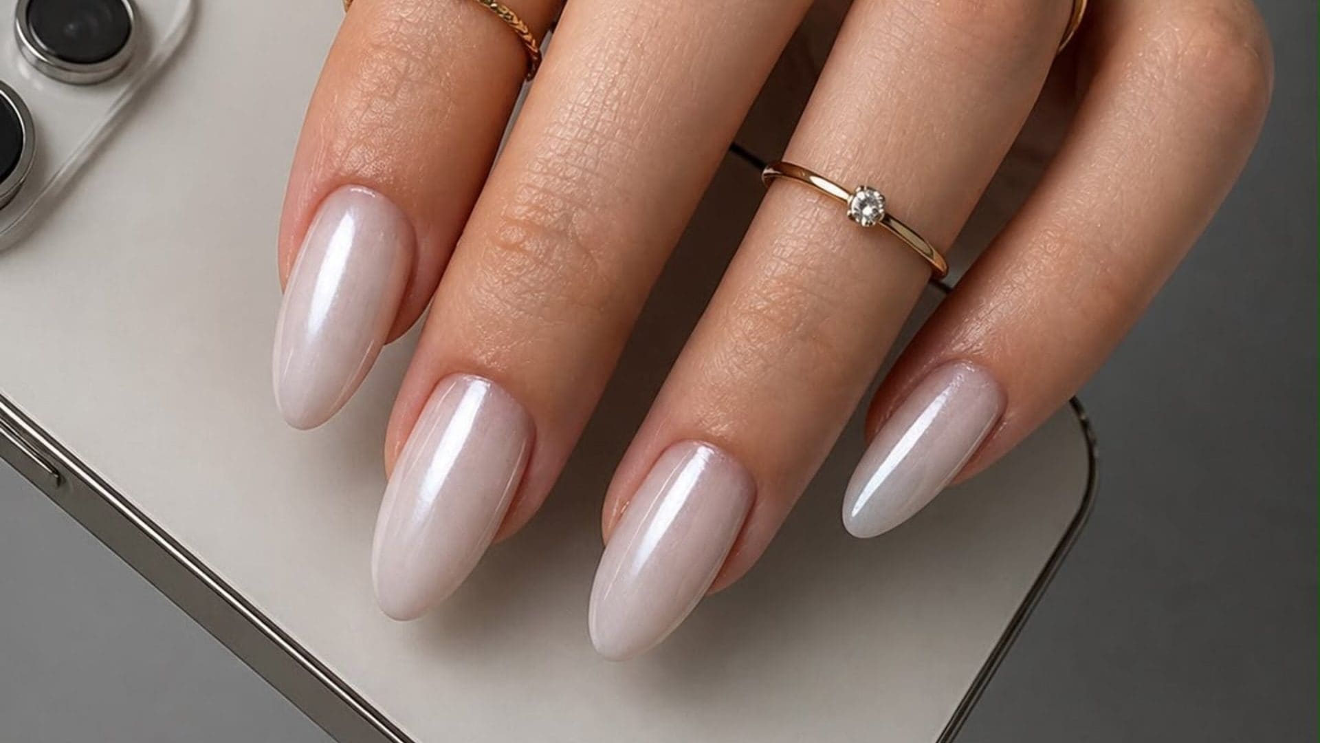 Pearly White Nails: addio smalti colorati, la manicure bianco perla è il must dell'estate 2026