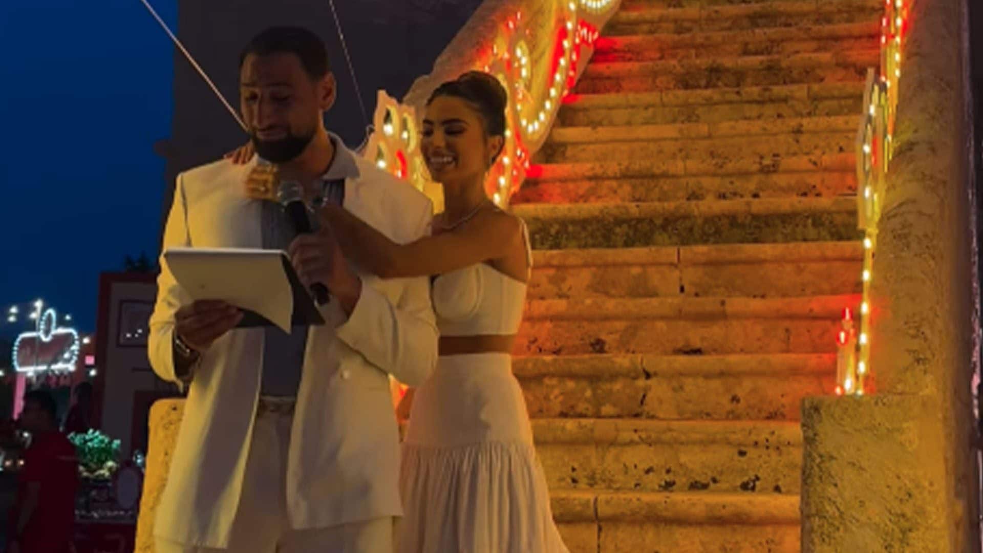 Il pre wedding di Gigio Donnarumma e Alessia Elefante è una festa di piazza: sposa in bianco con un dettaglio rosso