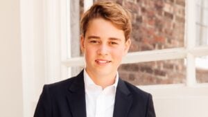 Il principe George compie 13 anni: per il nuovo ritratto di compleanno cambia stile