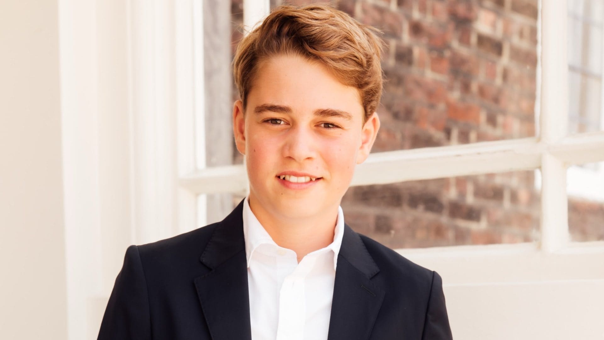 Il principe George compie 13 anni: per il nuovo ritratto di compleanno cambia stile
