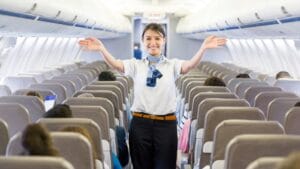 Perché in aereo abbassano le luci e alzano le tende dei finestrini? Un pilota spiega le regole che possono salvarci