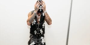 Sfera Ebbasta col look da 100 mila euro: il completo Chrome Hearts con croci è una dichiarazione