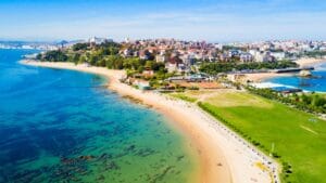 Vacanze in Spagna, quali sono le mete meno affollate dell'estate e quelle da evitare