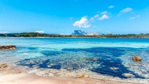 Spiagge più belle d'Italia a numero chiuso: dalla Pelosa alla Baia del Silenzio, come prenotarsi e quanto costa accesso