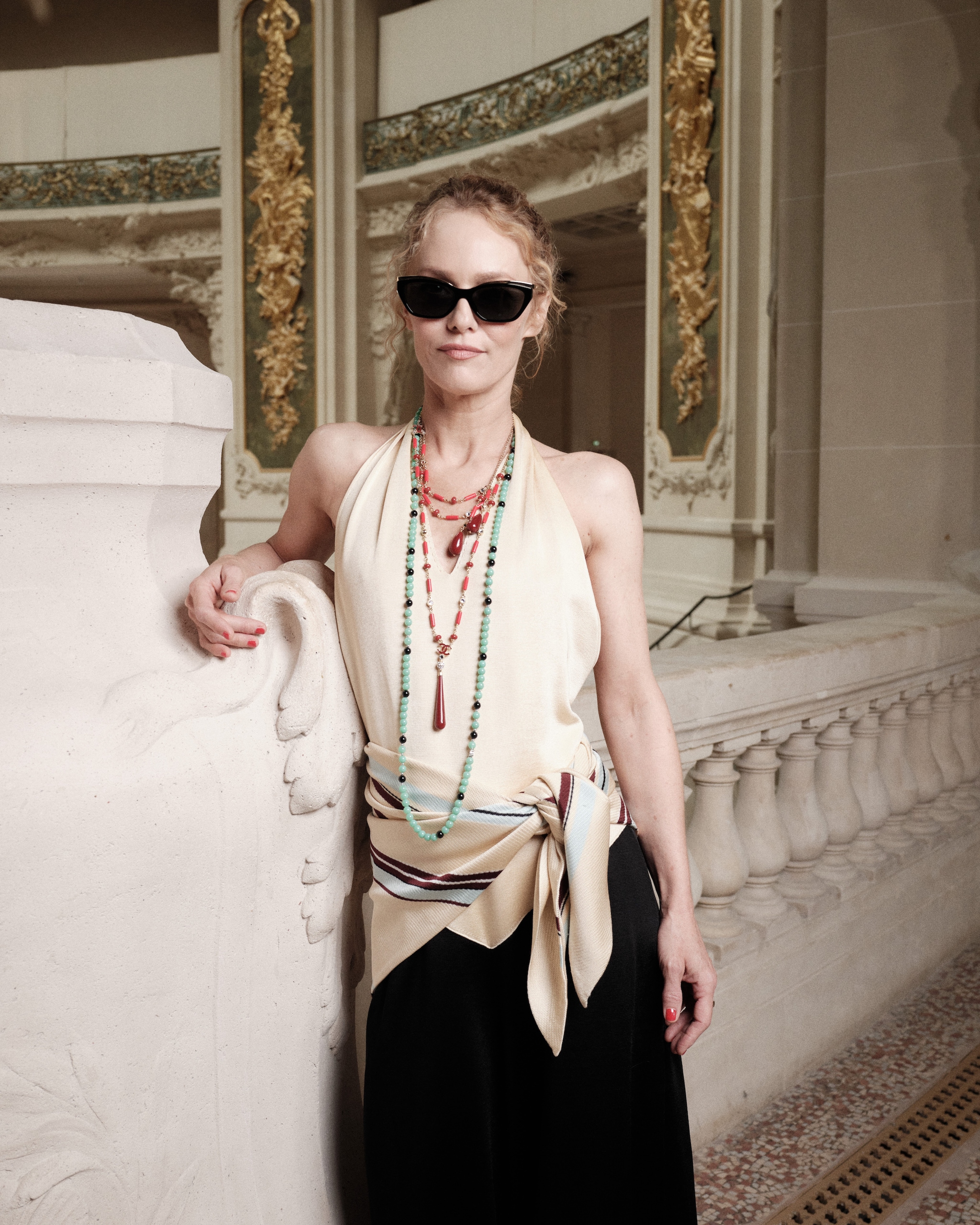 Vanessa Paradis con collane Chanel indossate in layering