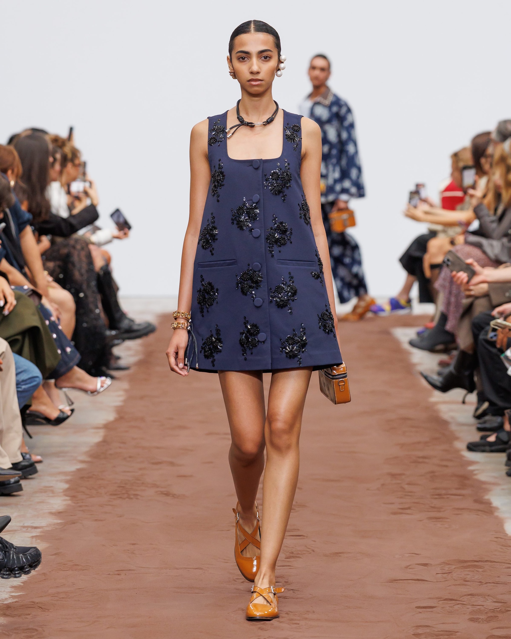 Tank dress con decori gioiello sulla passerella Primavera/Estate 2026 di Dhruv Kapoor