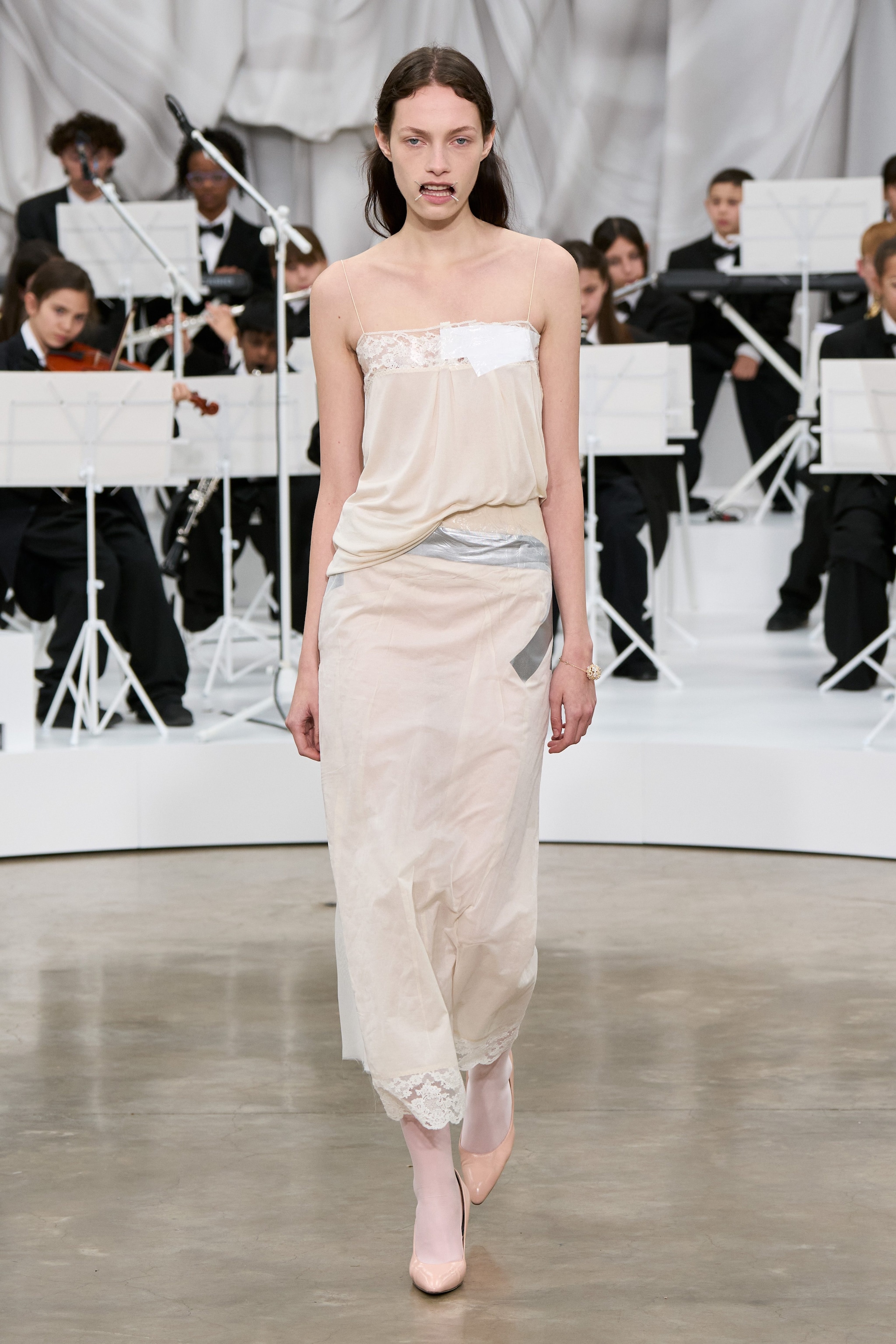 Un look sleep couture dalla passerella Primavera/Estate 2026 di MM6 Maison Margiela