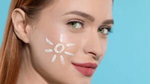 Cosmetici da evitare al mare, la make-up artist: "No a rossetti opachi ed esfolianti"