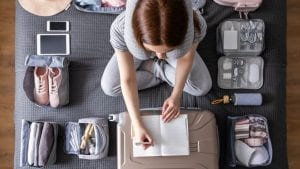 Cos'è il sudoku packing method e perché funziona: si prepara la valigia con 9 capi ma gli abbinamenti sono 27