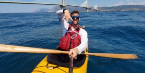 Lorenzo sta circumnavigando la Sardegna in kayak: "Sono stato in mare aperto sotto tempeste di fulmini e raffiche di vento"