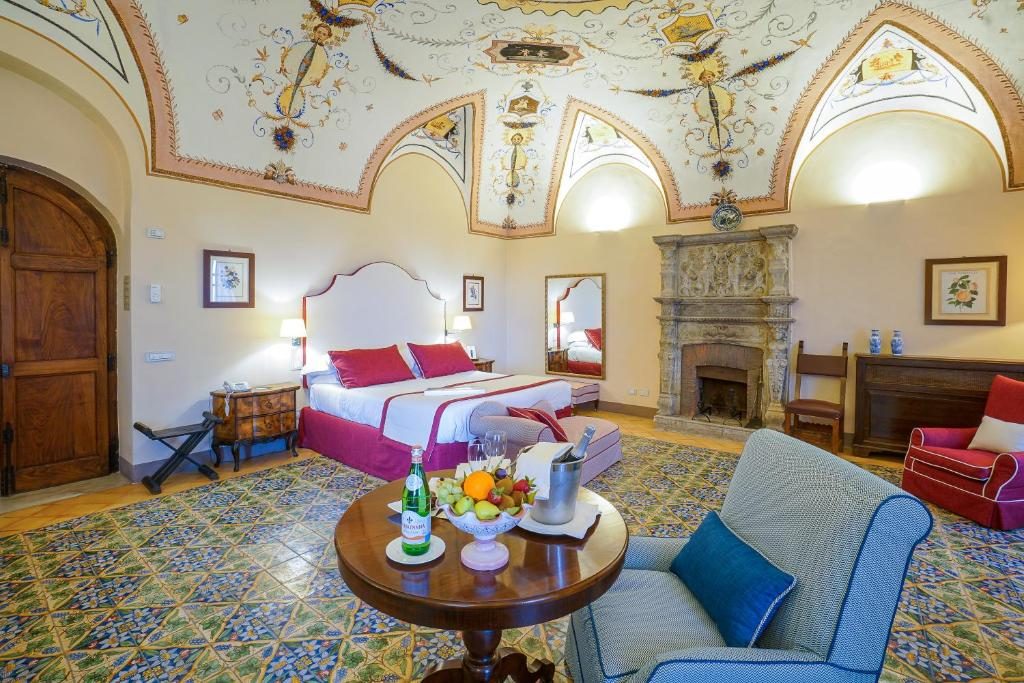 Una delle camere con soffitto affrescato