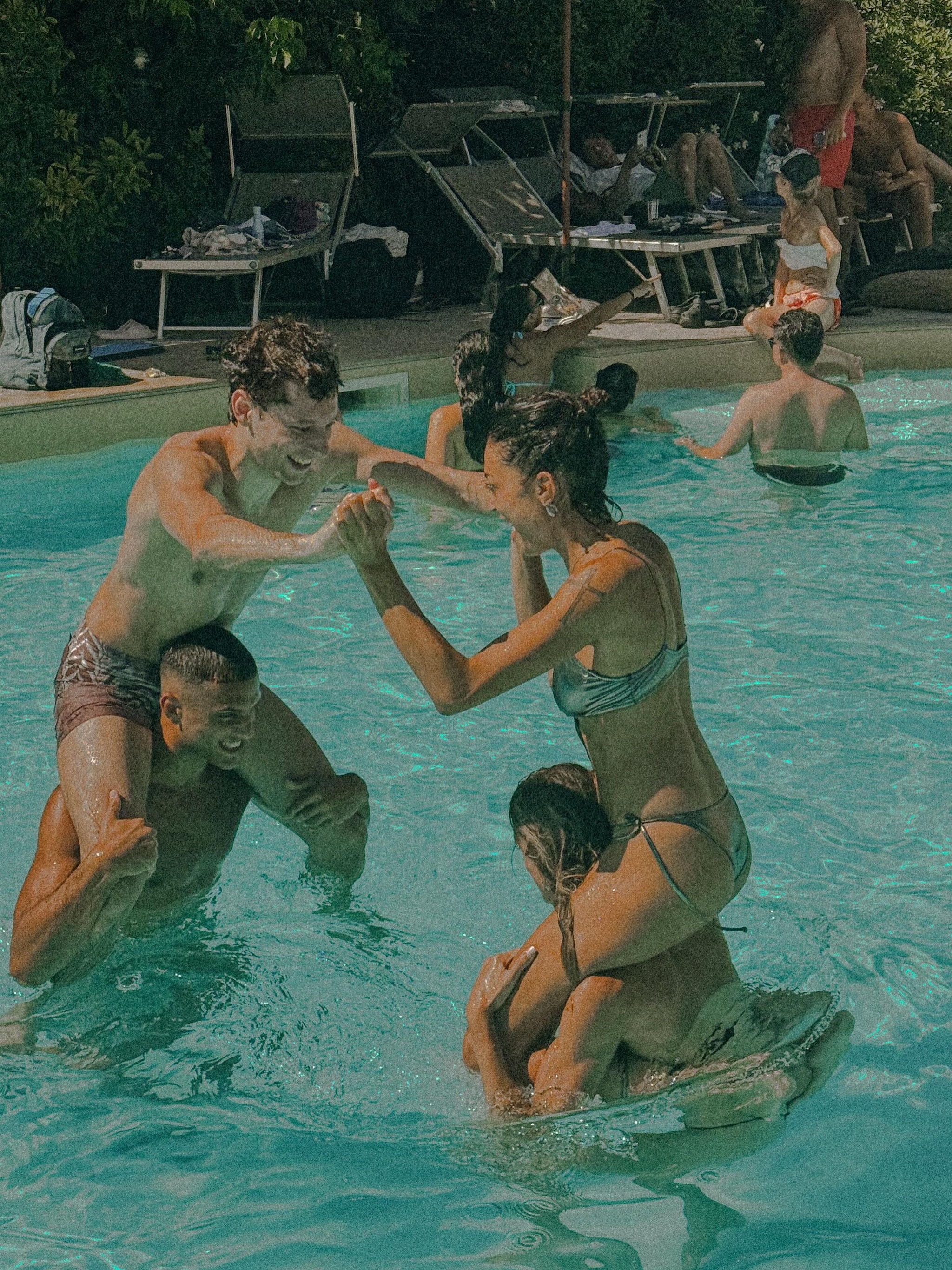 Elodie al pool party