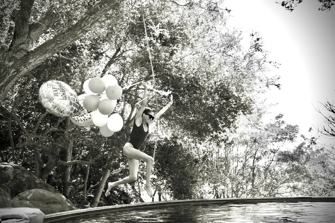 Il tuffo in piscina con i palloncini
