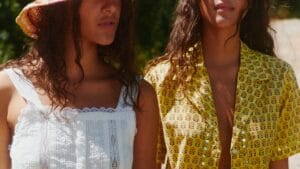Come far risaltare l'abbronzatura con gli abiti: colori, fantasie e look da cui prendere ispirazione