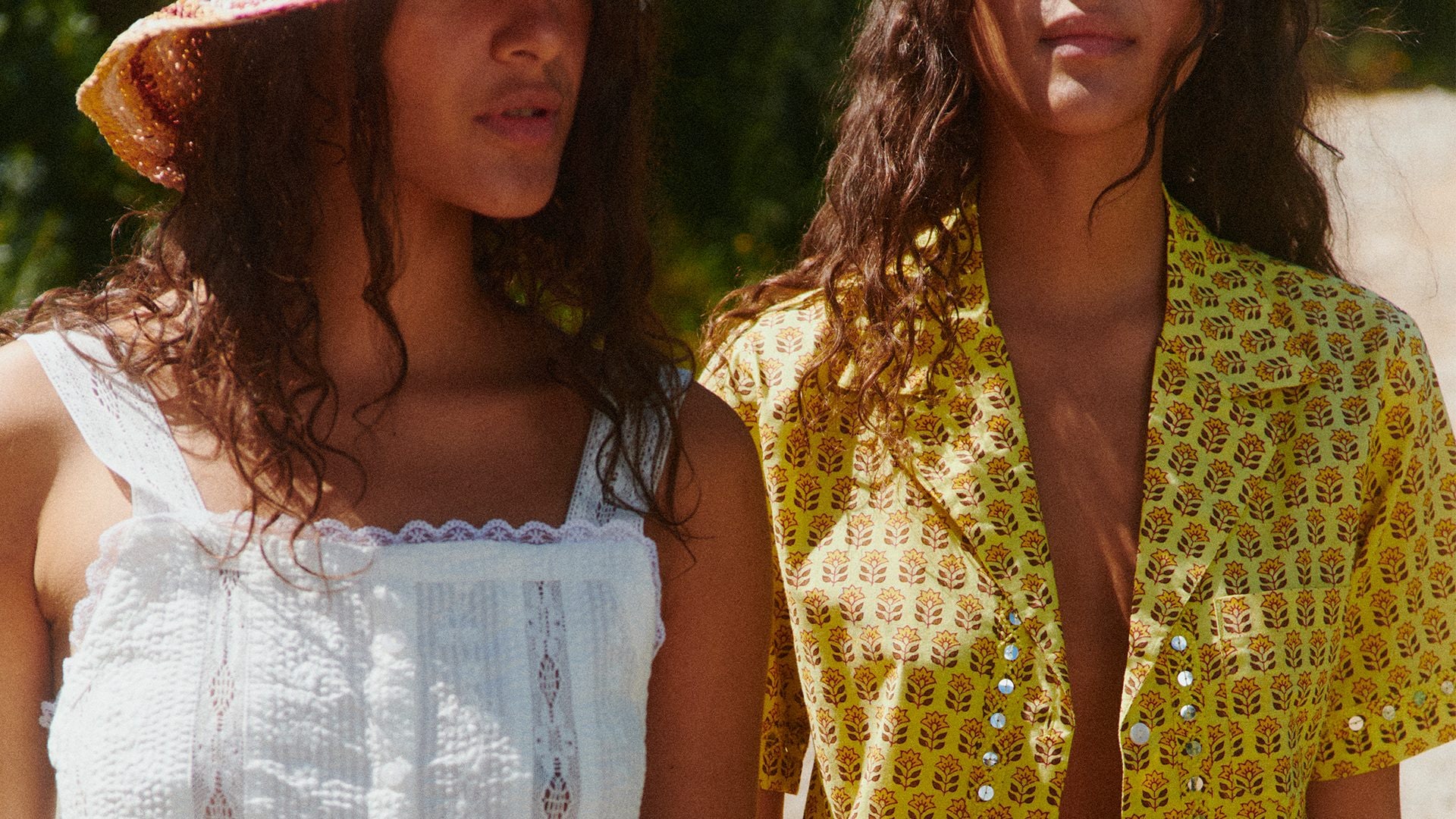 Come far risaltare l'abbronzatura con gli abiti: colori, fantasie e look da cui prendere ispirazione