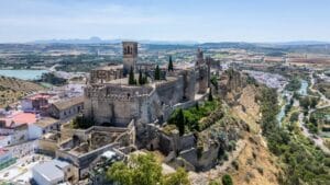 In vendita in Andalusia un antico castello da 7,9 milioni di euro: 60 stanze, giardini e una biblioteca immensa