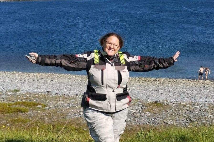 “Adesso o mai più”: il viaggio di Francesca Milella dopo la diagnosi di tumore, in moto verso Capo Nord