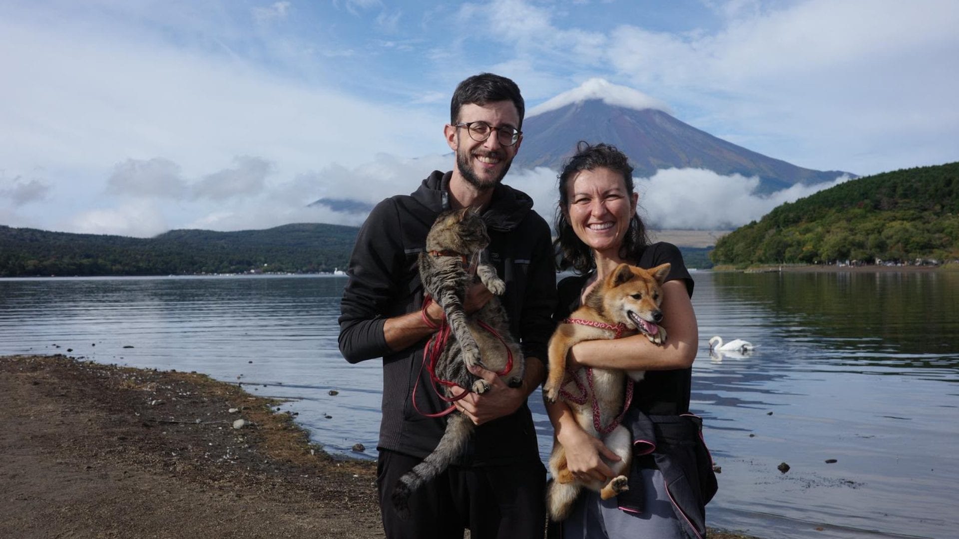Da quasi 6 anni viaggiano in camper con gatto e cane, Sara e Paolo: “Non bisogna per forza spendere troppo”