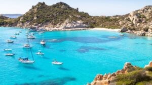 La Sardegna soffoca sotto l'assalto delle barche, il video delle baie trasformate in parcheggi