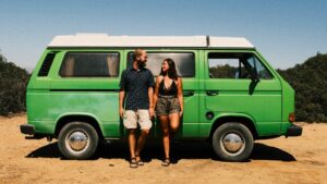 Il viaggio di Irene e Angelo in un van Volkswagen degli anni '80: "Niente tecnologie, si riscopre la vita lenta"