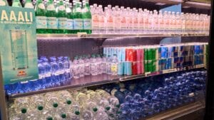 Bottigliette d'acqua nascoste in autogrill: perché trovi solo quelle da 0,75 che costano di più