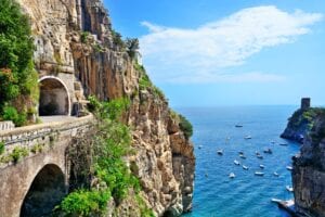 Le 20 città più belle del mondo per una vacanza lenta e senza folla: al primo posto lCostiera amalfitana