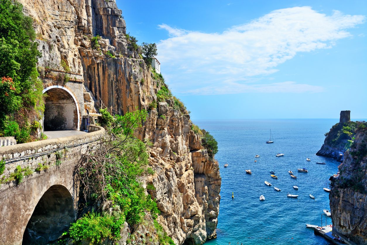Le 20 piccole città più belle del mondo per una vacanza lenta e senza folla: al primo posto la Costiera amalfitana