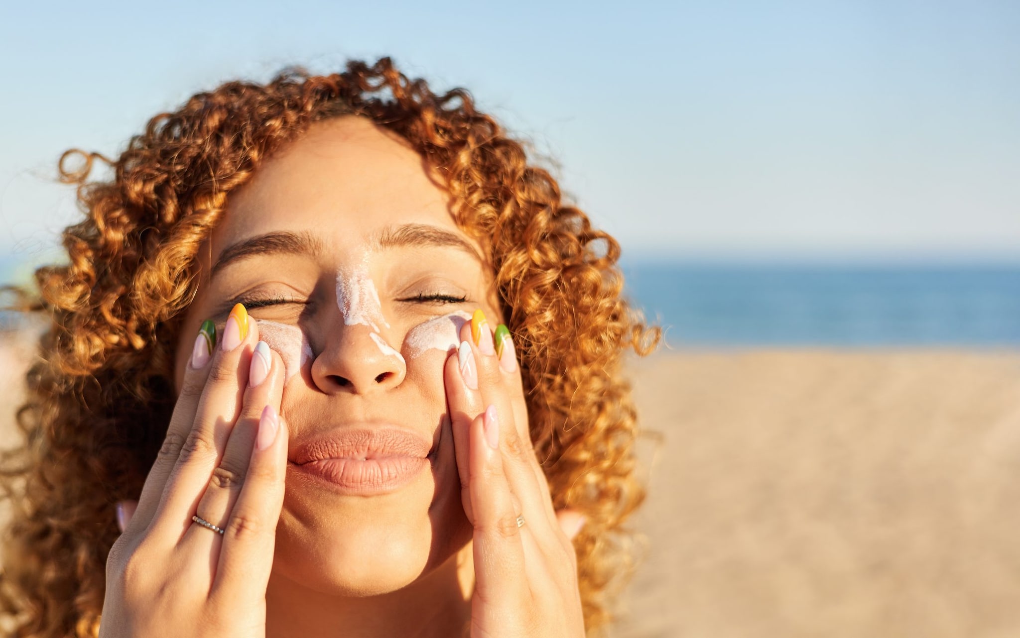 Quanta crema solare applicare per una giusta protezione: la dermatologa spiega la regola dei 6 cucchiaini da tè