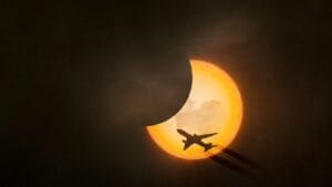 L'eclissi svista dal cielo grazie a un volo speciale Iberia: la visuale dall'aereo anche in streaming