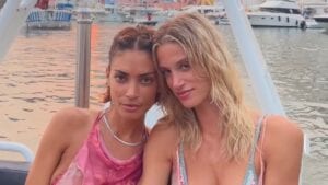 Elodie e Franceska Nuredini in barca a Procida: lo yacht ha i sup e un salottino “da mare”