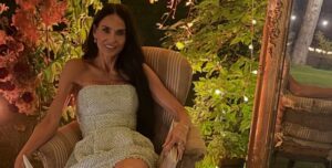 Demi Moore in bianco al matrimonio della figlia Tallulah: il look infrange il dress code nuziale