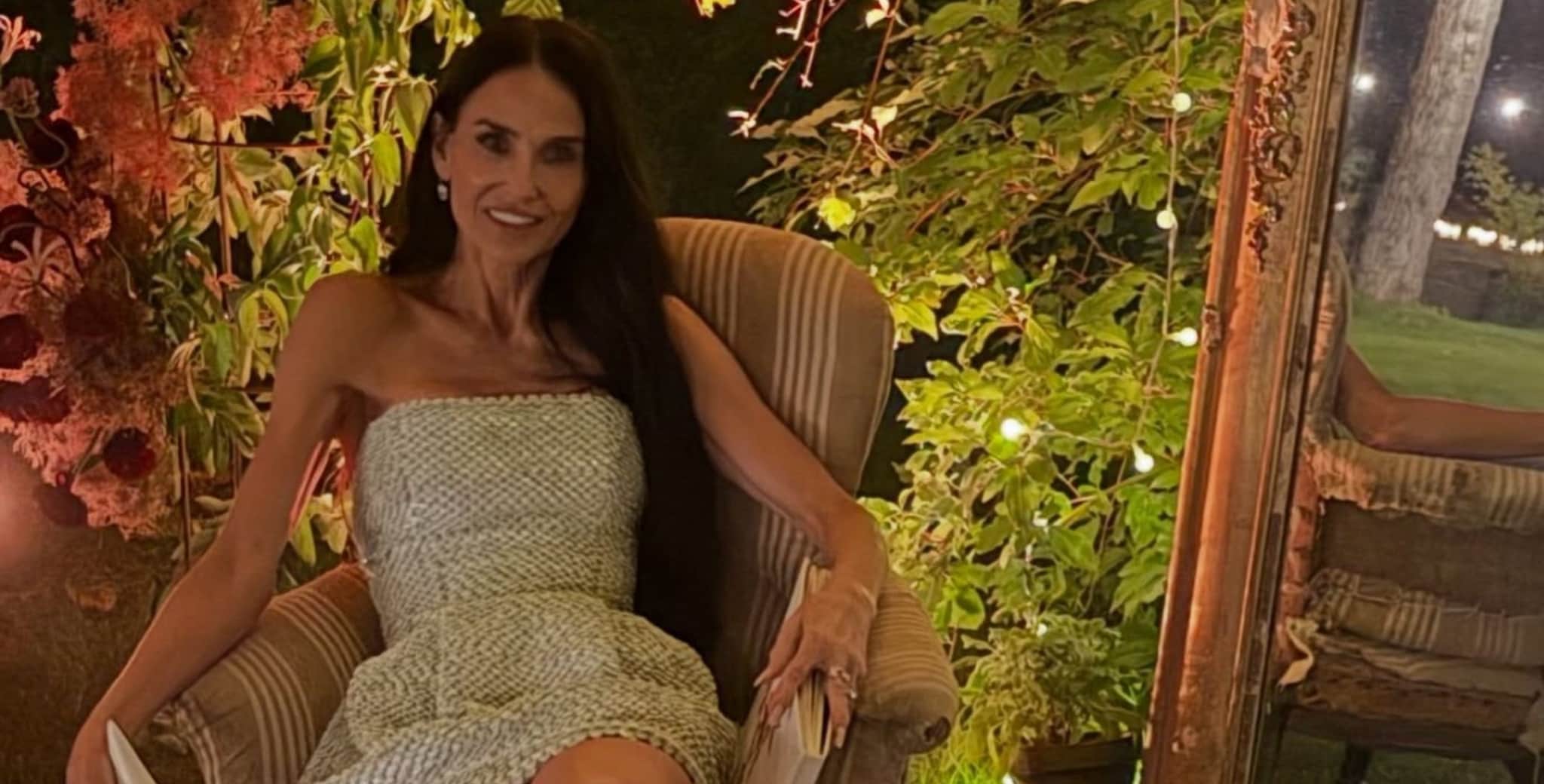 Demi Moore in bianco al matrimonio della figlia Tallulah: il look infrange il dress code nuziale