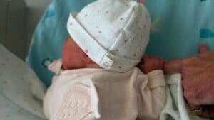 La principessa Eugenie presenta la terza figlia: nella prima foto indossa la tutina con le ali