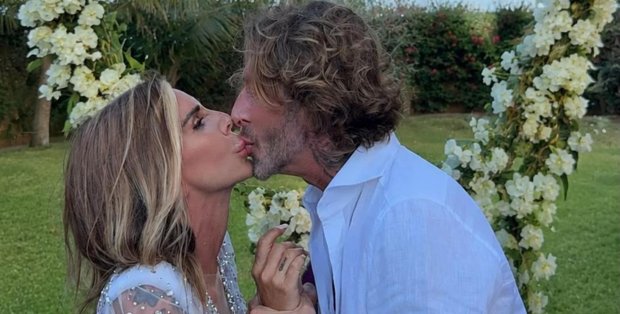 Il matrimonio di Guendalina Canessa e Eros: abito da sposa a sirena con maxi scollatura e cristalli