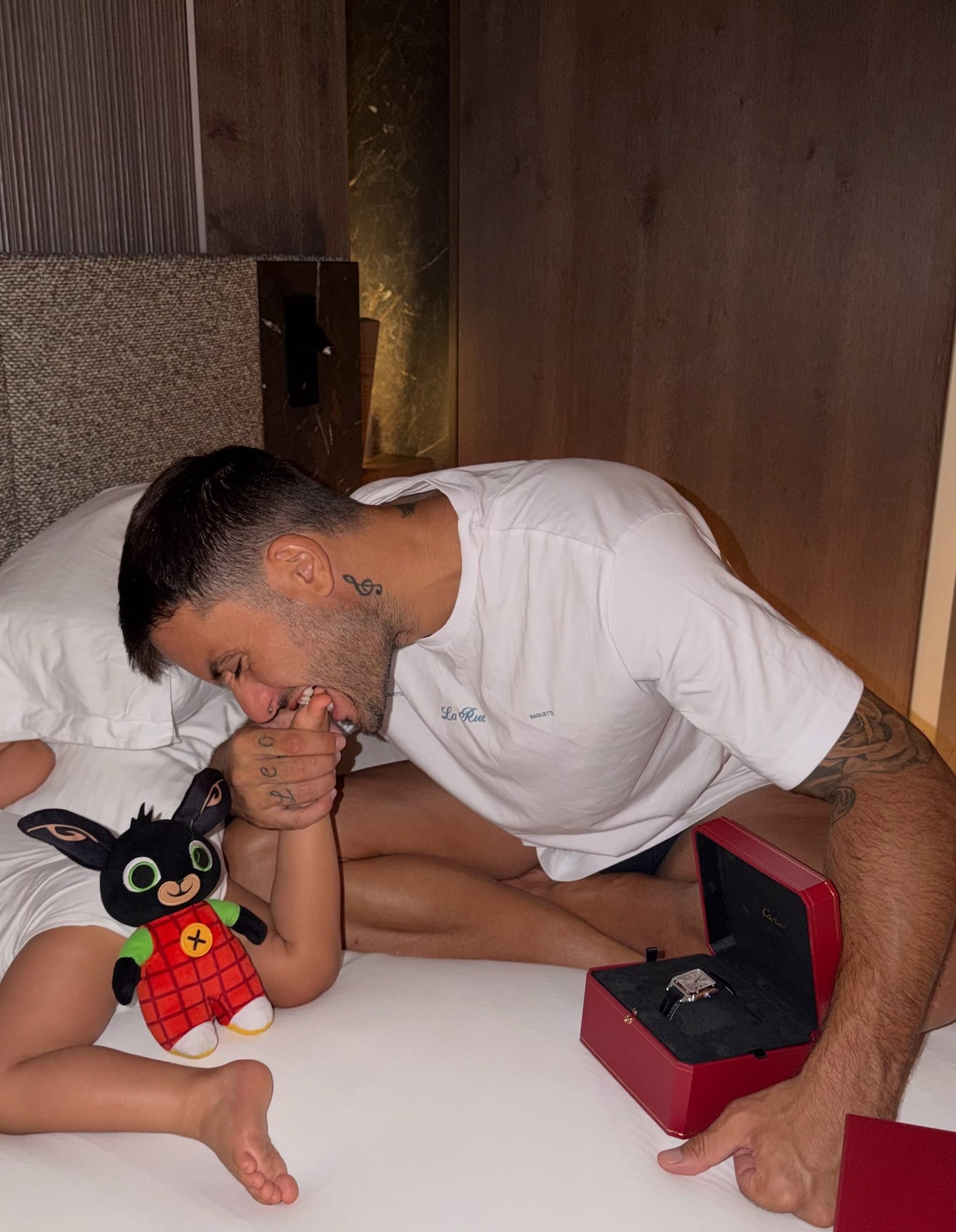 Pierpaolo Petrelli riceve il regalo per il suo 36esimo compleanno