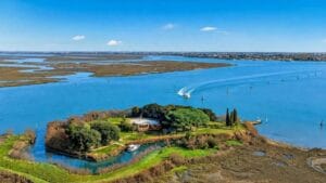 Acquistare un'isola privata nella Laguna di Venezia? È possibile, bastano 5,5 milioni di euro
