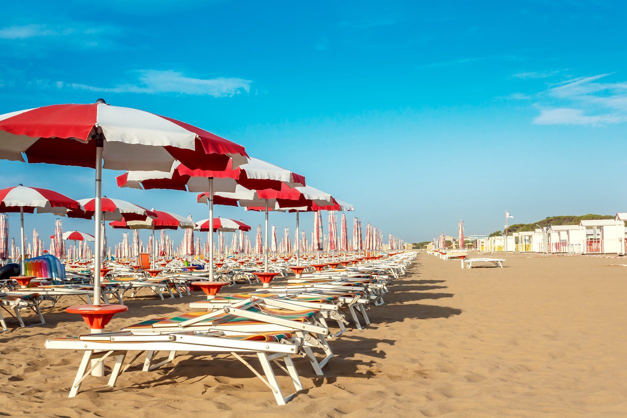 Quanto costa prenotare un ombrellone a Ferragosto: la giornata al mare può costare fino a 1500 euro