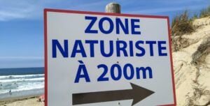La Spiaggia di Benas in Sardegna tra le più belle al mondo per nudisti: il naturismo tra tabù e libertà