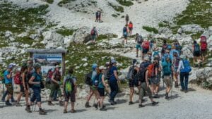 Dolomiti prese d’assalto dai turisti per i krapfen, il presidente Uncem: "La montagna non è un parco giochi"