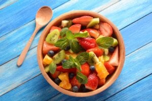 Pranzare con la frutta: la nutrizionista Bracale spiega perché non è una buona idea "Troppi zuccheri e poche proteine"