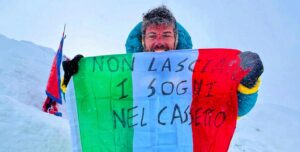 I viaggi estremi di Riccardo: "Mi sono perso in un ghiacciaio in Nepal e ho fatto la Norvegia in bici a -25 gradi"