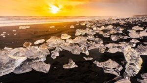 La spiaggia dei diamanti si trova in Islanda: non è fatta di sabbia da di pezzi di iceberg