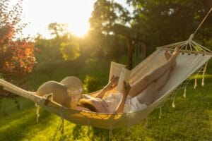 Staycation: un italiano su due resta a casa per questione di soldi (e non è per forza un male)