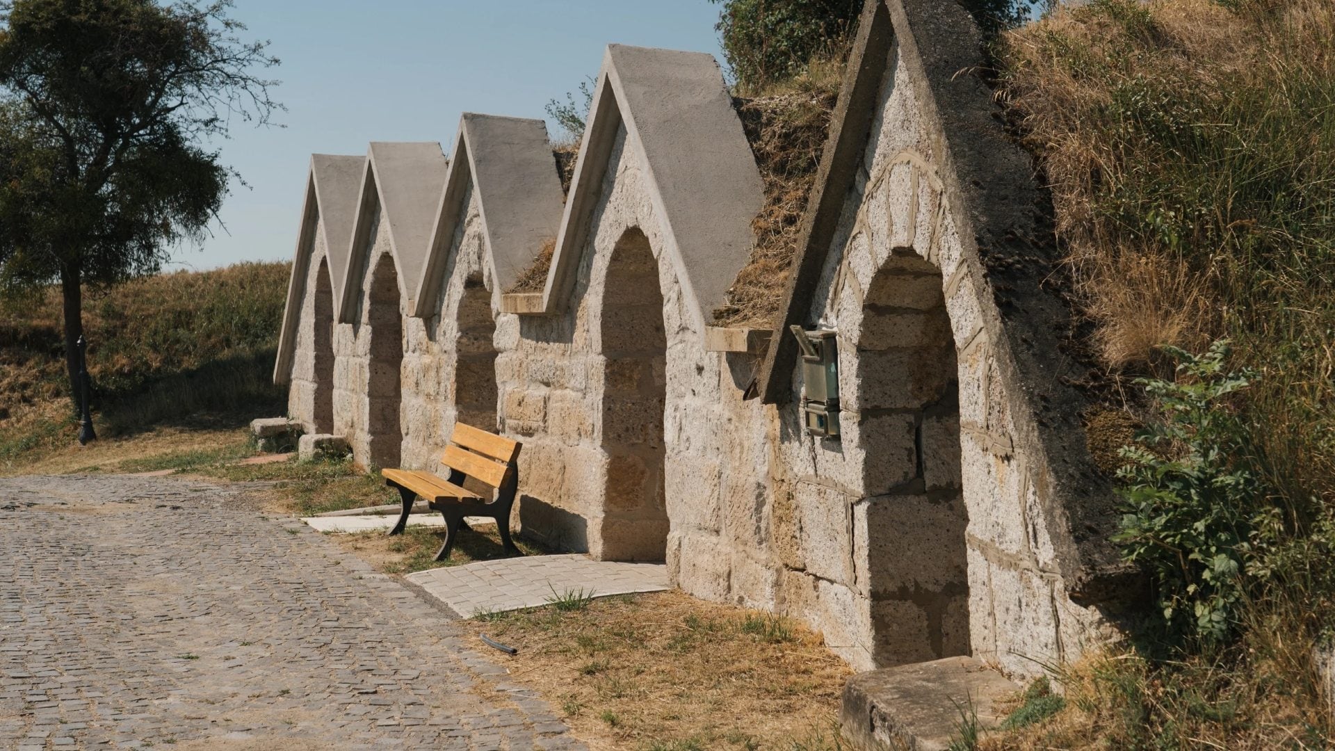 Sembra il villaggio degli Hobbit, in realtà è una cantina scavata a mano nella roccia