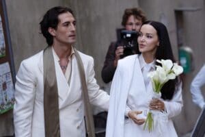 Il matrimonio di Damiano David e Dove Cameron: la sposa in tailleur bianco con la cravatta