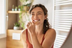 Ogni quanto cambiare lo spazzolino da denti? Ce lo spiega l’odontoiatra Austoni