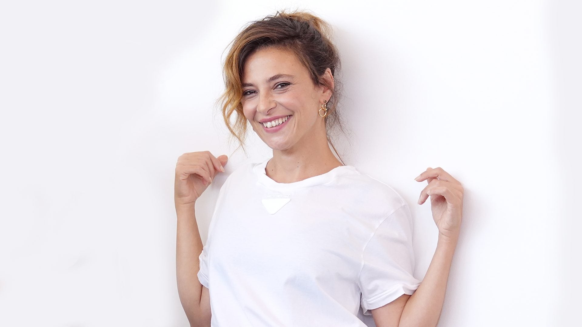 Perché la T-shirt bianca (di Prada) indossata da Jasmine Trinca a Venezia costa 1100 euro