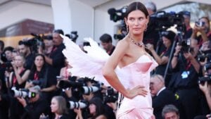Bianca Balti, l'abito con le ali è un omaggio a Venezia