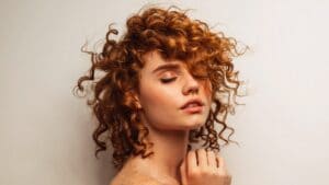 Il ritorno del rosso ramato: il colore di capelli must dell'autunno 2026 è il cannella bruciata